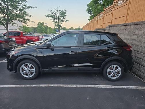 Super Black 2022 Nissan Kicks S