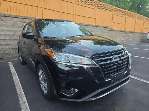 Super Black 2022 Nissan Kicks S