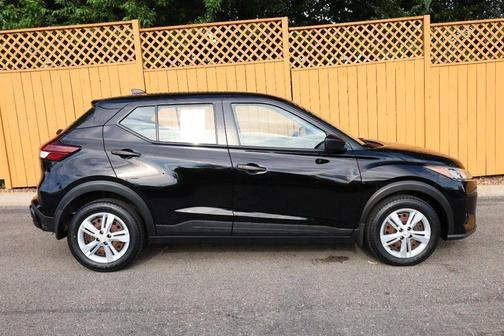 Super Black 2022 Nissan Kicks S