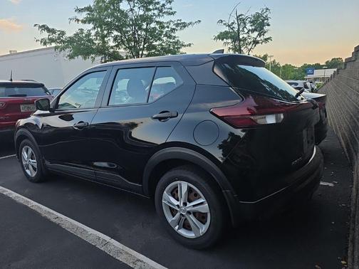Super Black 2022 Nissan Kicks S