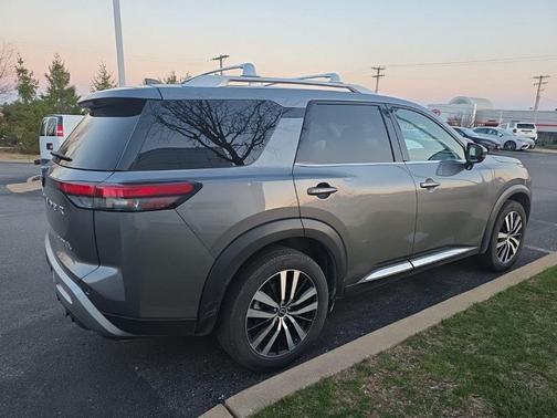 2023 Nissan Pathfinder Platinum