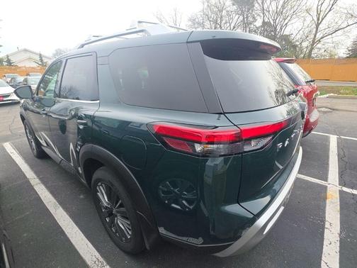 Obsidian Green Pearl / Super Black 2025 Nissan Pathfinder SL