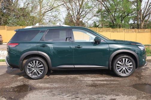 Obsidian Green Pearl / Super Black 2025 Nissan Pathfinder SL