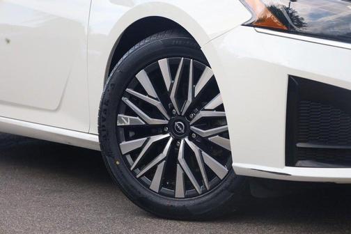 Glacier White 2025 Nissan Altima SV