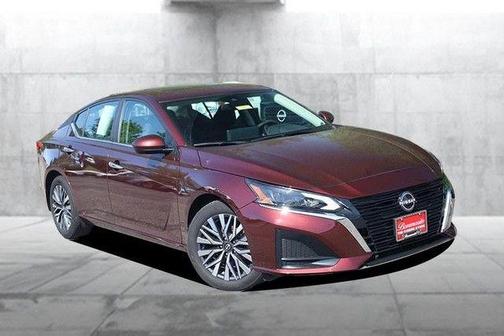 Garnet Pearl Me 2025 Nissan Altima SV