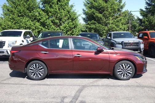 Garnet Pearl Me 2025 Nissan Altima SV