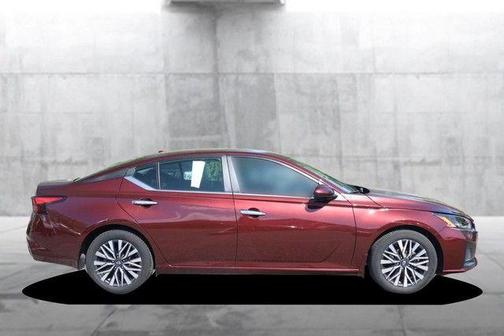 Garnet Pearl Me 2025 Nissan Altima SV