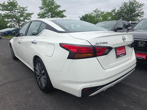 Glacier White 2025 Nissan Altima SV