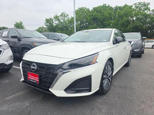 Glacier White 2025 Nissan Altima SV