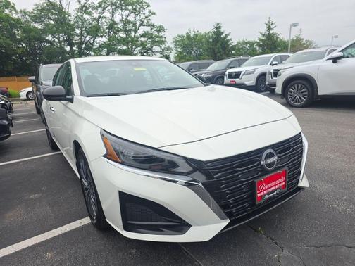 Glacier White 2025 Nissan Altima SV