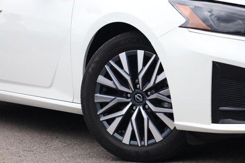 Glacier White 2025 Nissan Altima SV