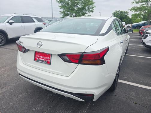 Glacier White 2025 Nissan Altima SV