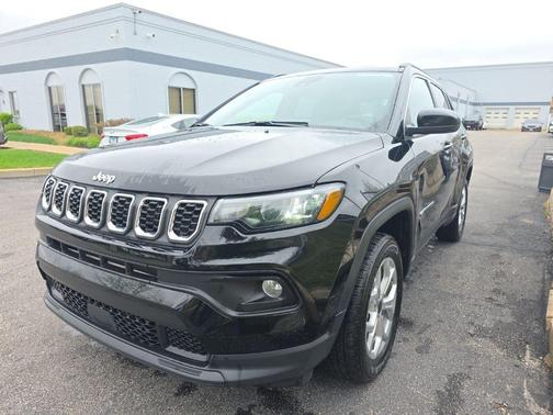 Diamond Black 2025 Jeep Compass Latitude