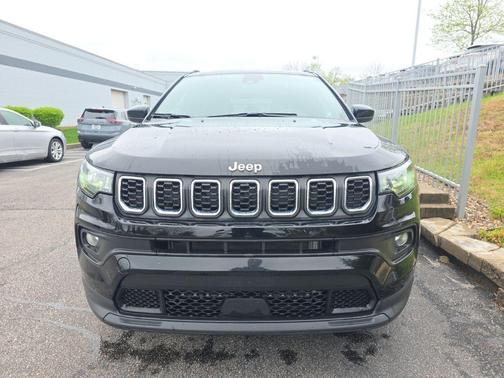 Diamond Black 2025 Jeep Compass Latitude