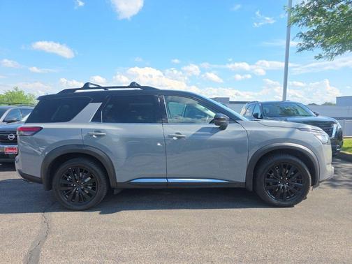 Solid Gray / Super Black 2022 Nissan Pathfinder Platinum