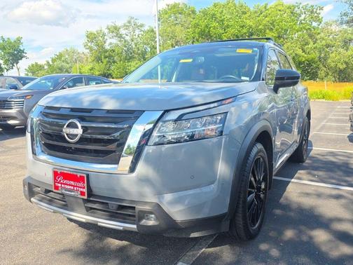 Solid Gray / Super Black 2022 Nissan Pathfinder Platinum