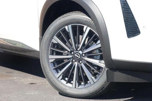 White / Black 2026 Nissan Pathfinder Platinum
