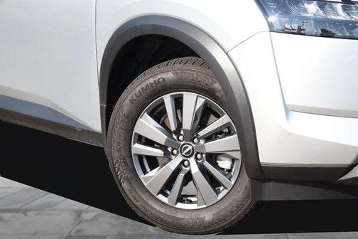Brilliant Silver Metallic 2025 Nissan Pathfinder SV