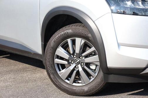 Brilliant Silver Metallic 2025 Nissan Pathfinder SV