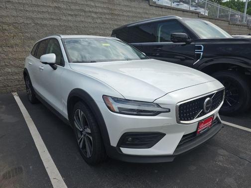 Crystal White Pearl 2025 Volvo V60 Cross Country B5 Plus