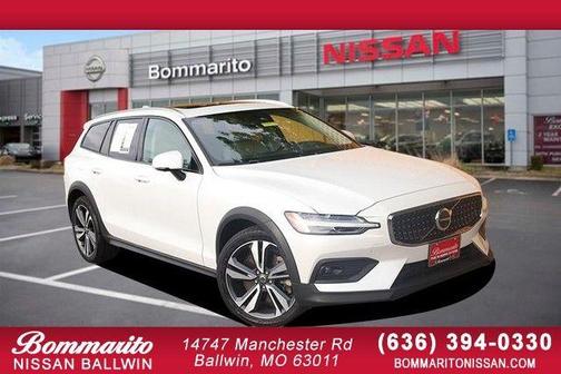 Crystal White Pearl 2025 Volvo V60 Cross Country B5 Plus