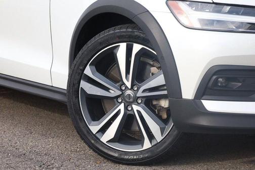 Crystal White Pearl 2025 Volvo V60 Cross Country B5 Plus