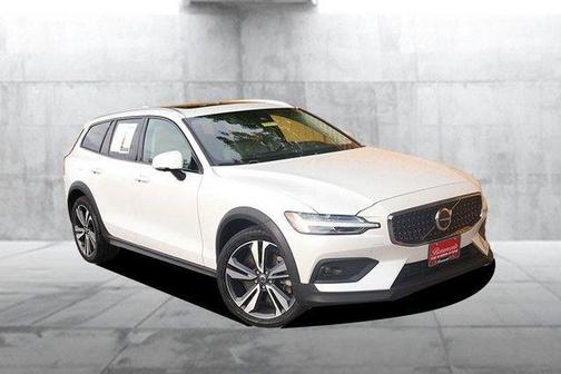 Crystal White Pearl 2025 Volvo V60 Cross Country B5 Plus