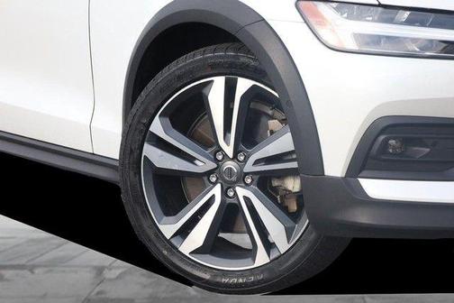 Crystal White Pearl 2025 Volvo V60 Cross Country B5 Plus