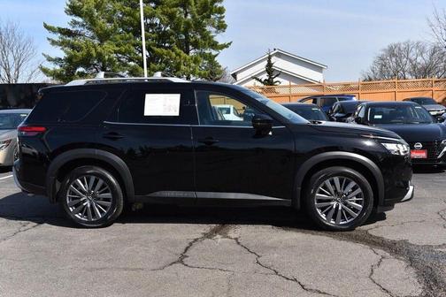 2024 Nissan Pathfinder SL