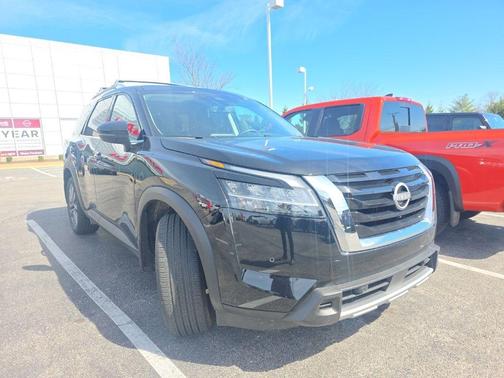 2024 Nissan Pathfinder SL