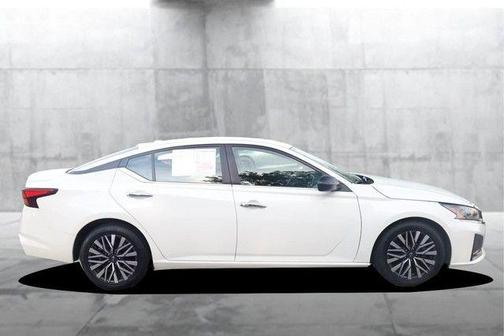 Glacier White 2025 Nissan Altima SV