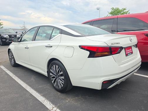 Glacier White 2025 Nissan Altima SV