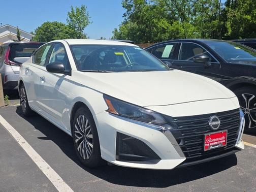 Glacier White 2025 Nissan Altima SV
