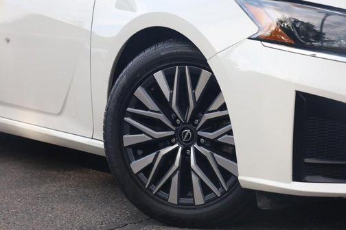 Glacier White 2025 Nissan Altima SV