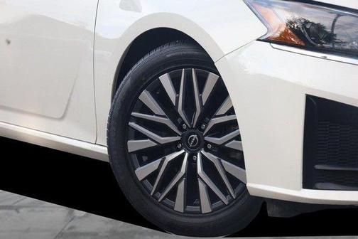 Glacier White 2025 Nissan Altima SV