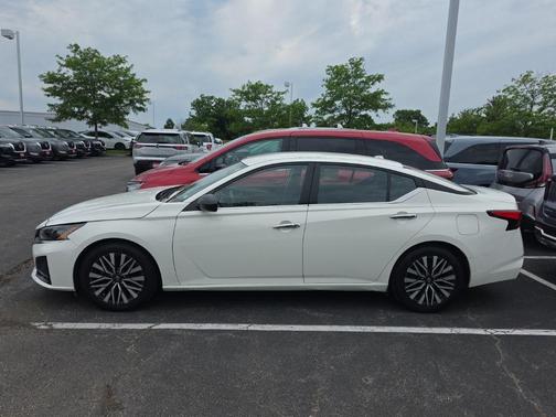 Glacier White 2025 Nissan Altima SV