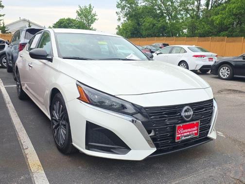 Glacier White 2025 Nissan Altima SV