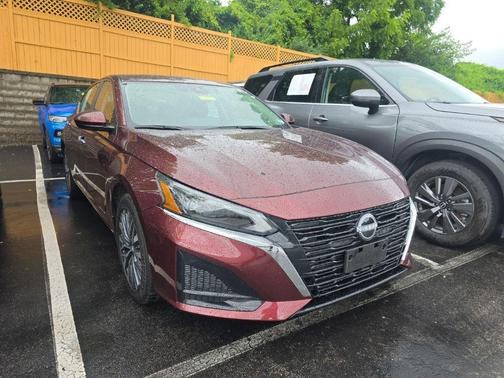 Garnet Pearl 2025 Nissan Altima SV