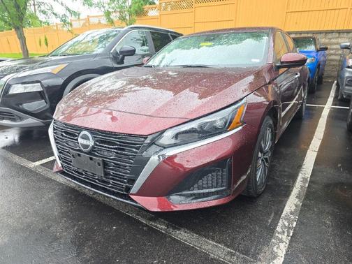 Garnet Pearl 2025 Nissan Altima SV