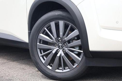 White 2024 Nissan Pathfinder SL