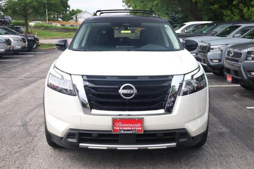 White 2024 Nissan Pathfinder SL