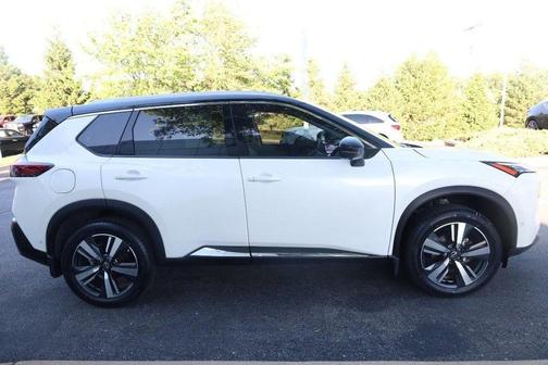 2 Tone White / Black Roof 2023 Nissan Rogue SL