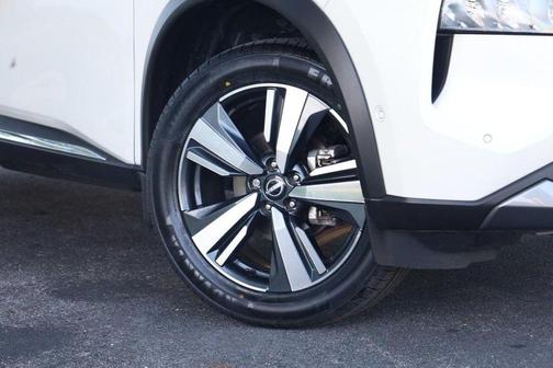 2 Tone White / Black Roof 2023 Nissan Rogue SL