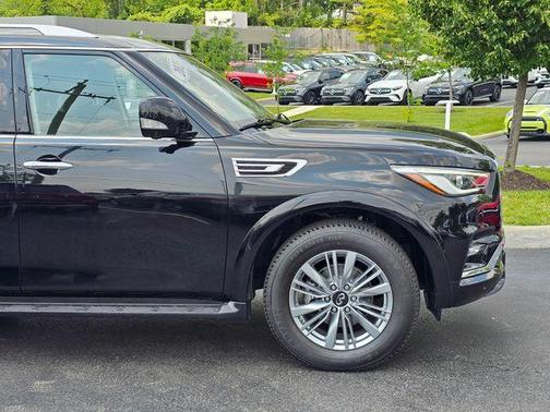 2023 INFINITI QX80 Luxe