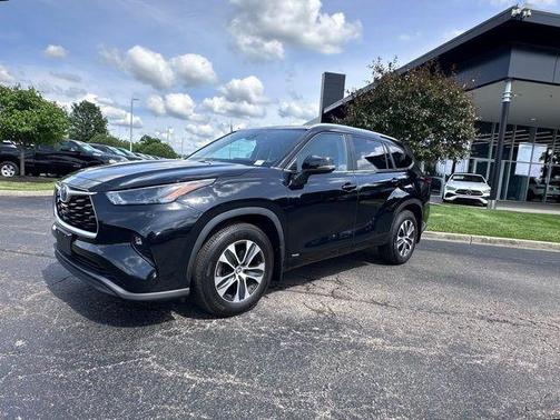 Midnight Black Metallic 2023 Toyota Highlander Hybrid XLE