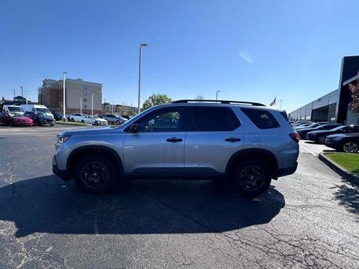 Lunar Silver Metallic 2025 Honda Pilot TrailSport