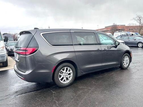 2023 Chrysler Pacifica Touring-L