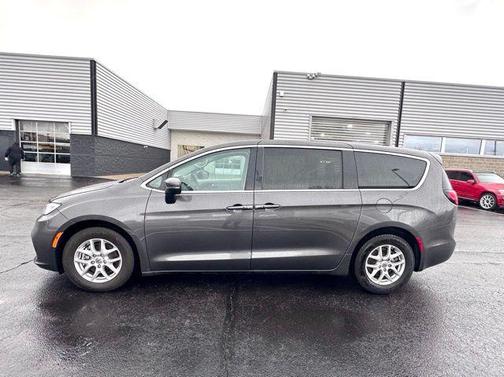 2023 Chrysler Pacifica Touring-L