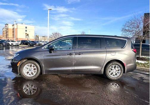 2023 Chrysler Pacifica Touring-L