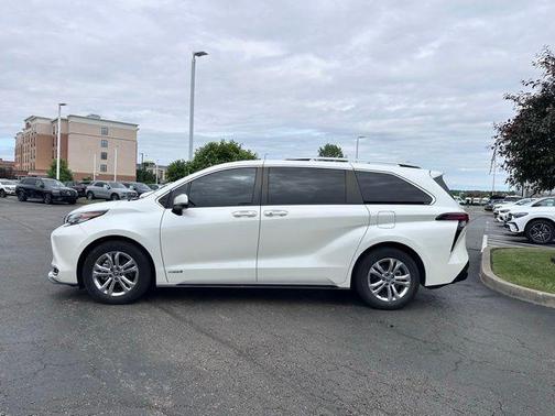 Blizzard Pearl 2021 Toyota Sienna